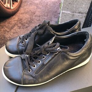 Volks Walkers Women’s Black Leather Sneakers with White Soles Sz 37/6.5US